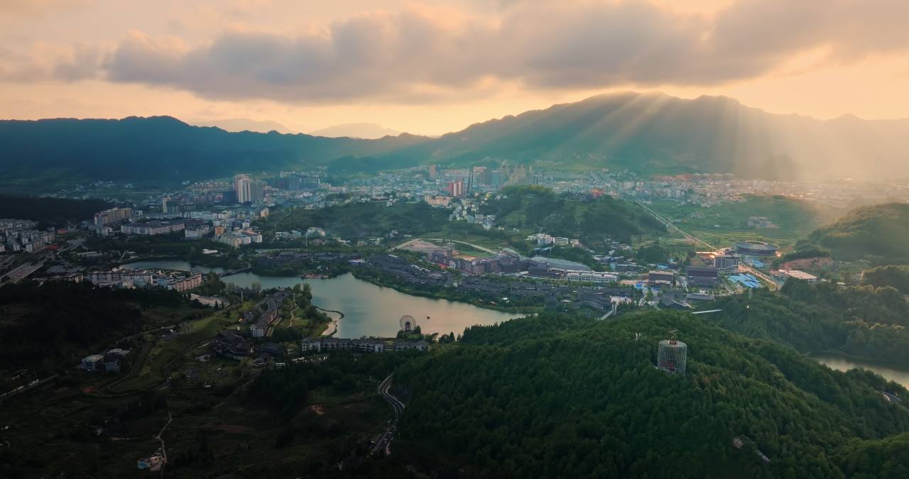 贵州黔东南丹寨县日落丁达尔效应城市风光航拍