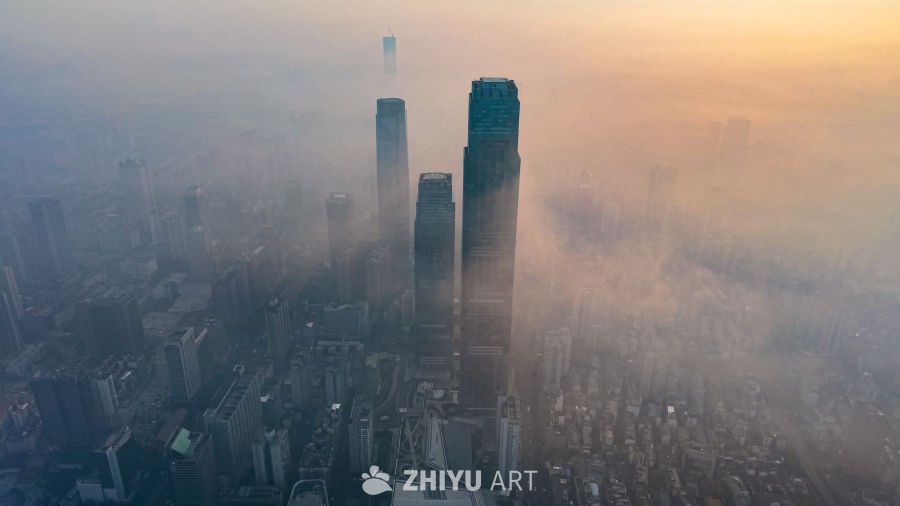 晨雾中的都市天际线