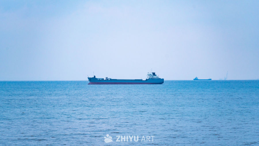 钱塘江入海口水面的船