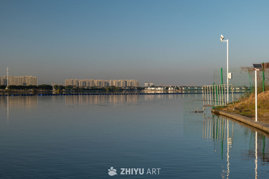 湖畔清晨的城市风光