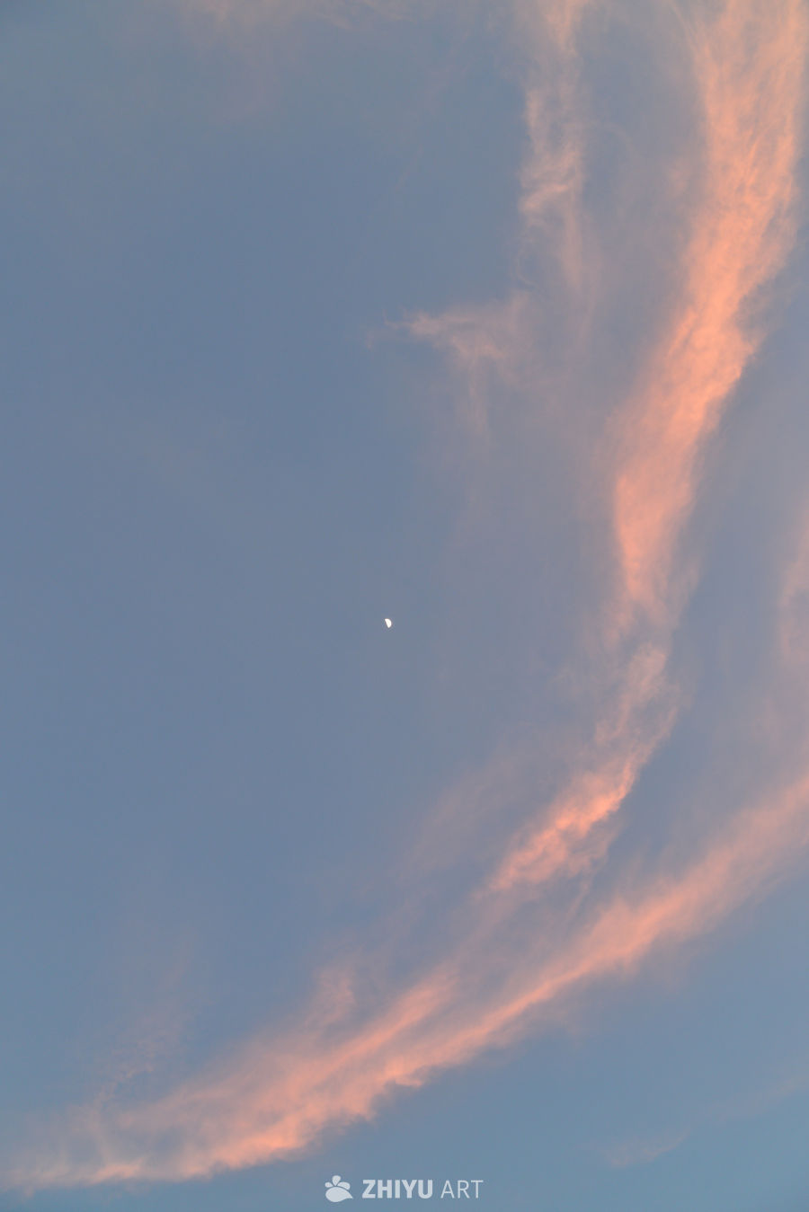 日落时分的宁静天空