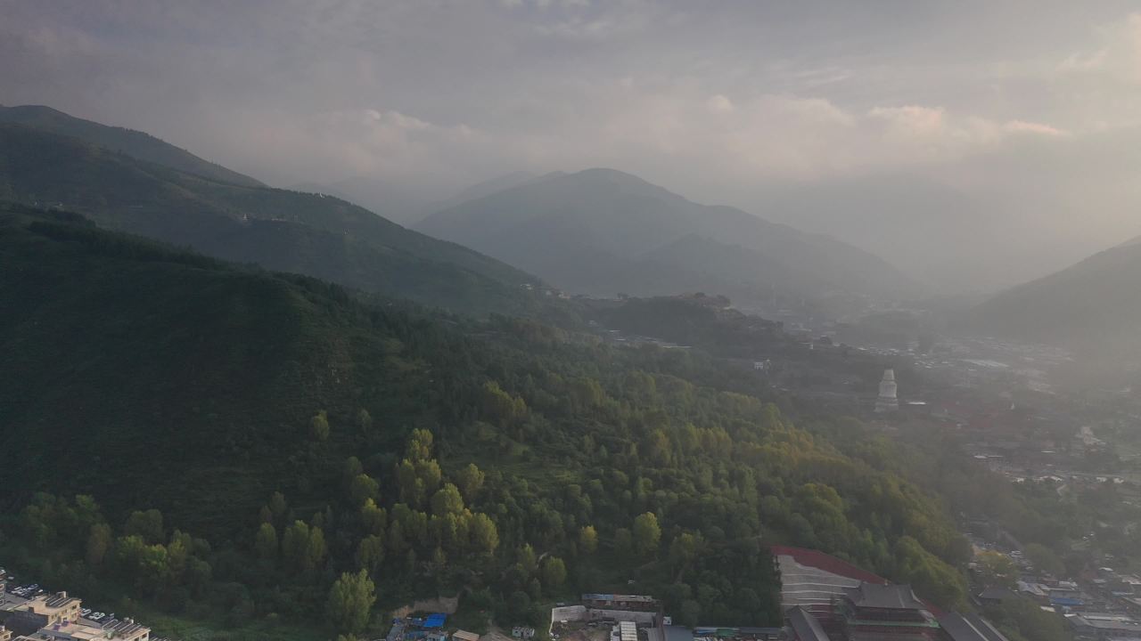 山间小镇的宁静时光
