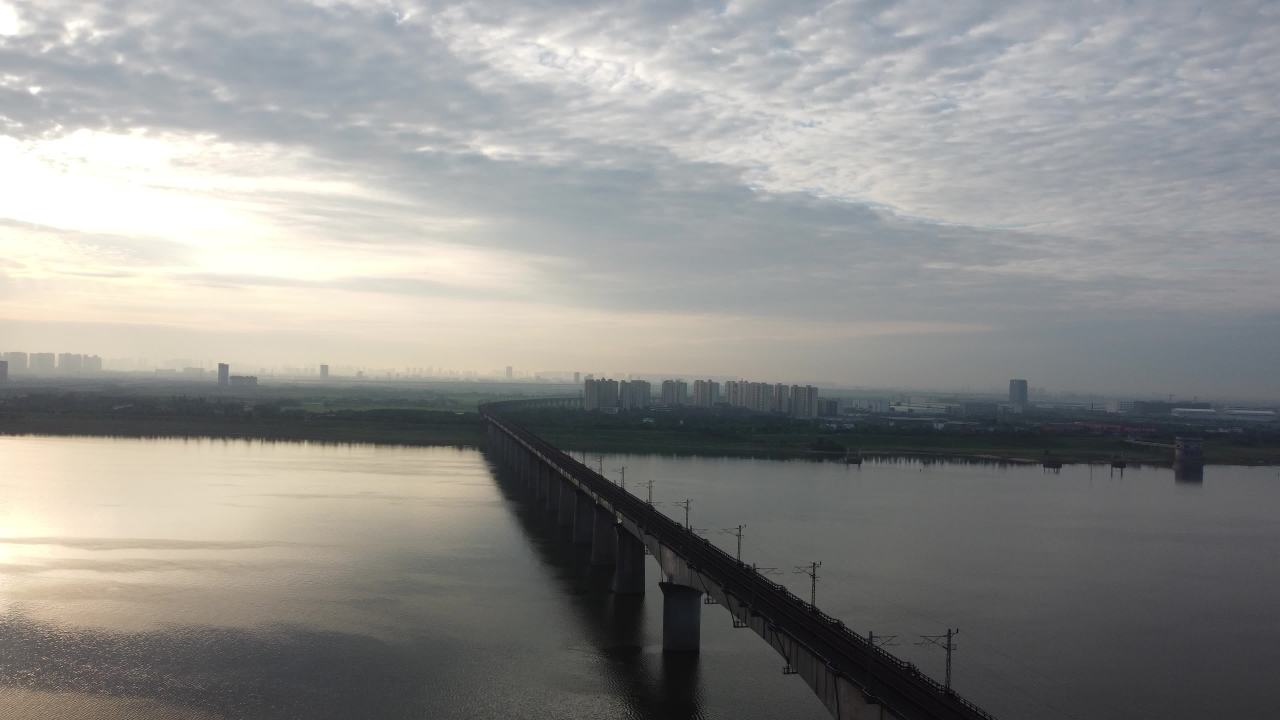 晨曦下的跨河大桥