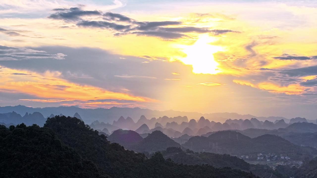 壮丽日落下的山峦