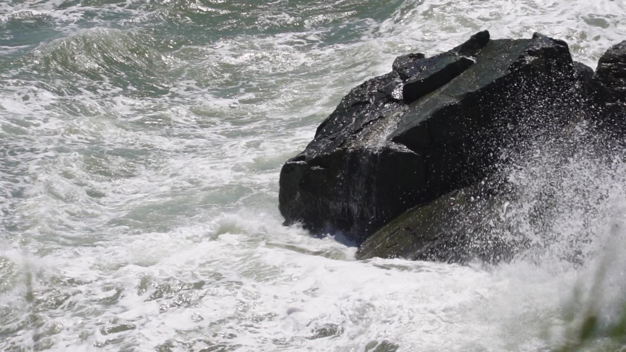 浪打礁石