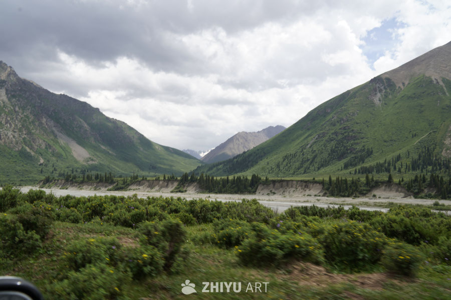 山谷中的河流