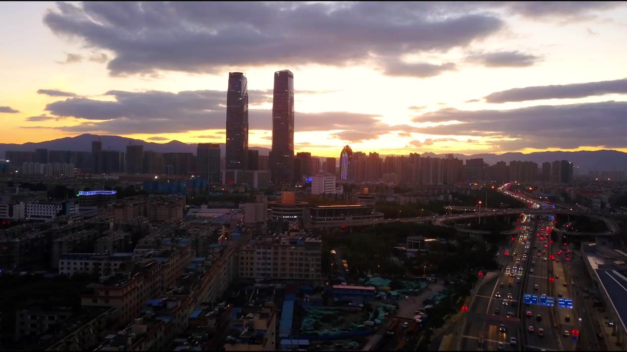 城市日落的繁忙景象