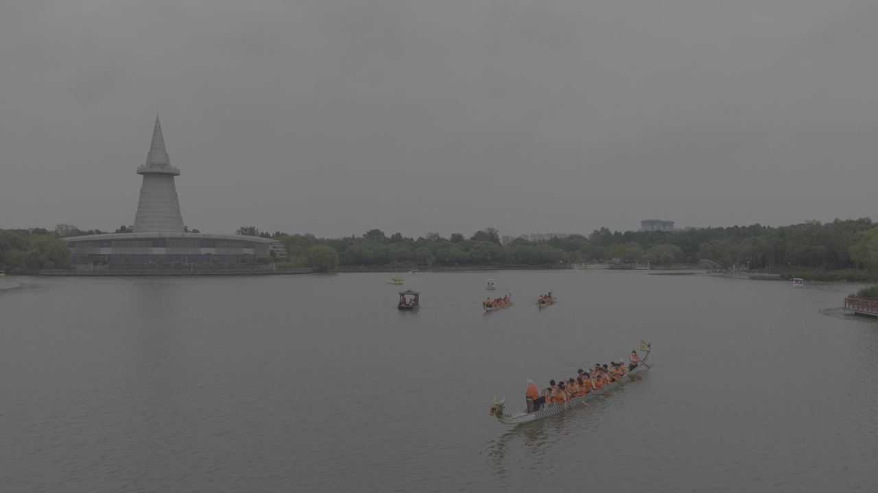 龙舟竞渡湖畔