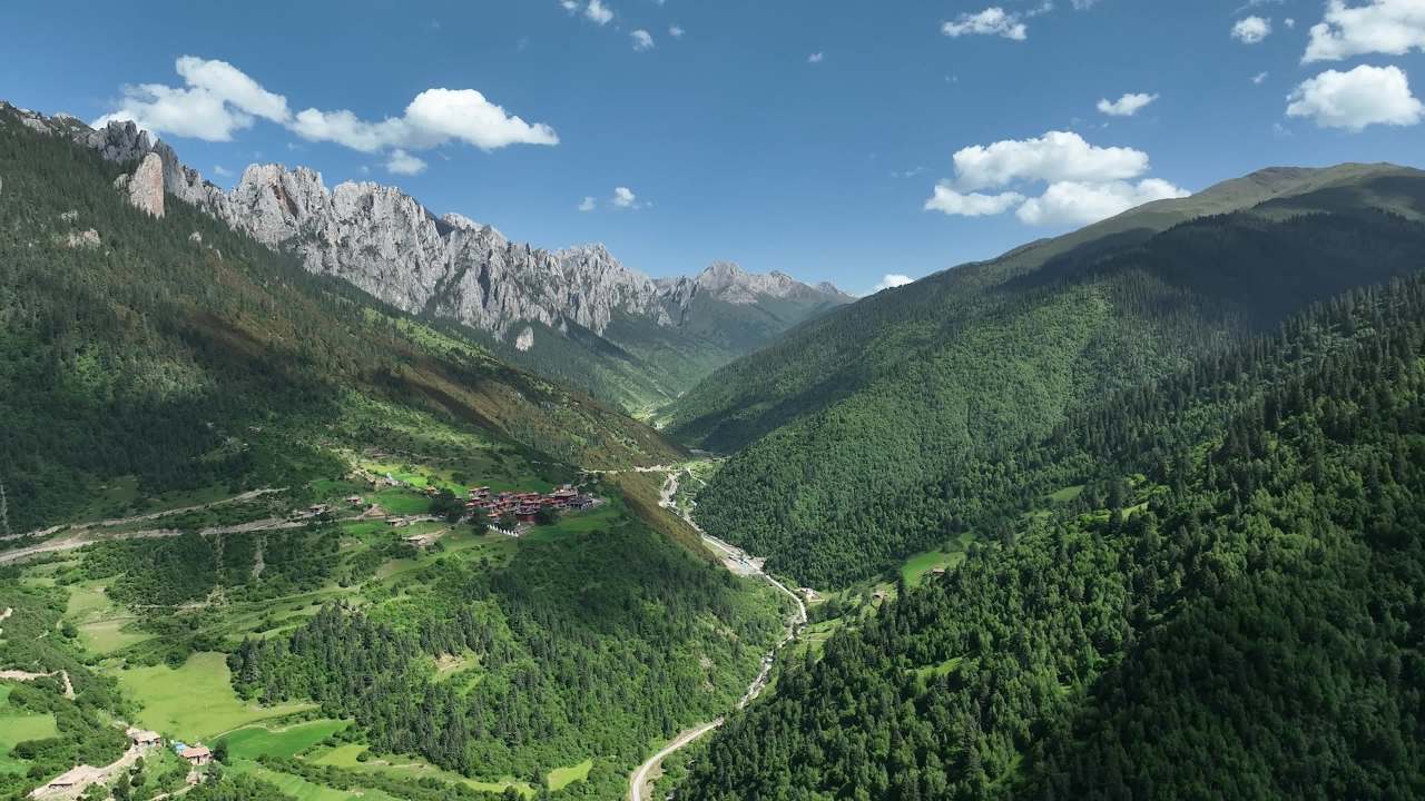 高山峡谷航拍全貌展现自然壮丽