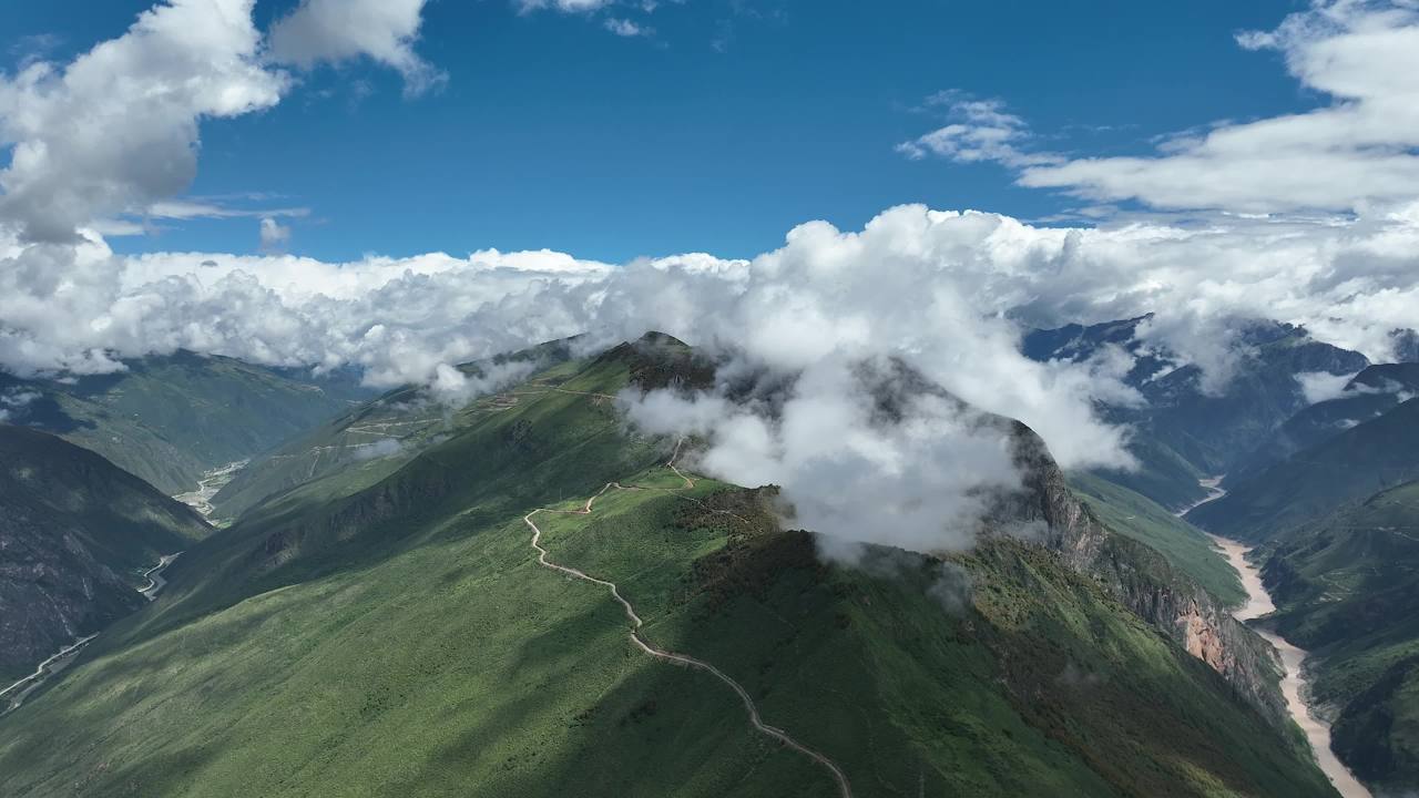 雄伟山脉云端环绕全景