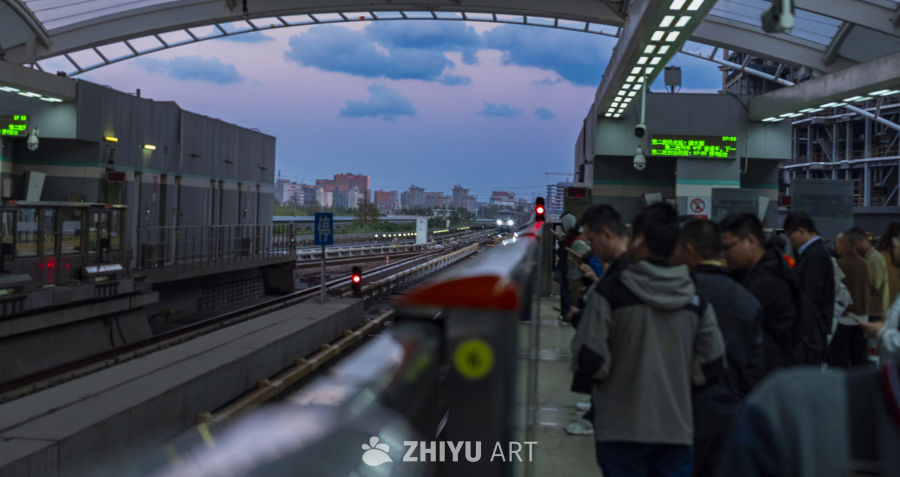 傍晚地铁站的等待