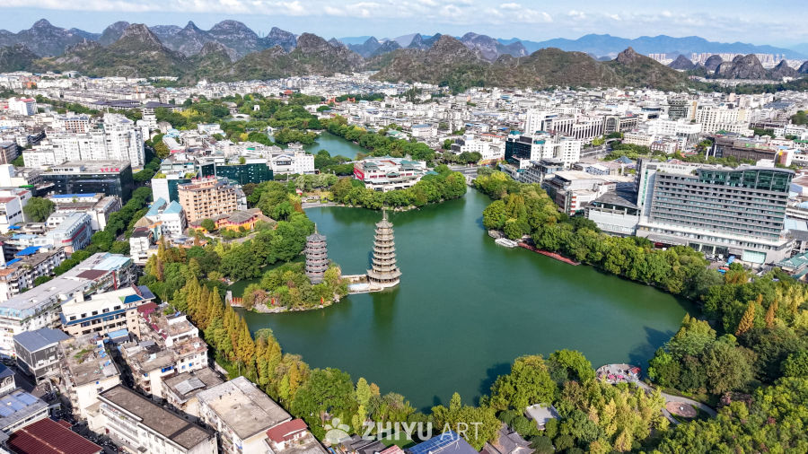 山水环绕的古城湖景