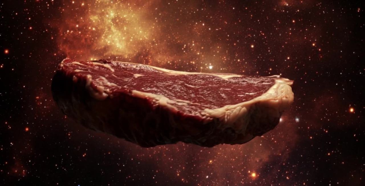 宇宙牛排：一块牛排漂浮于浩瀚星空之中