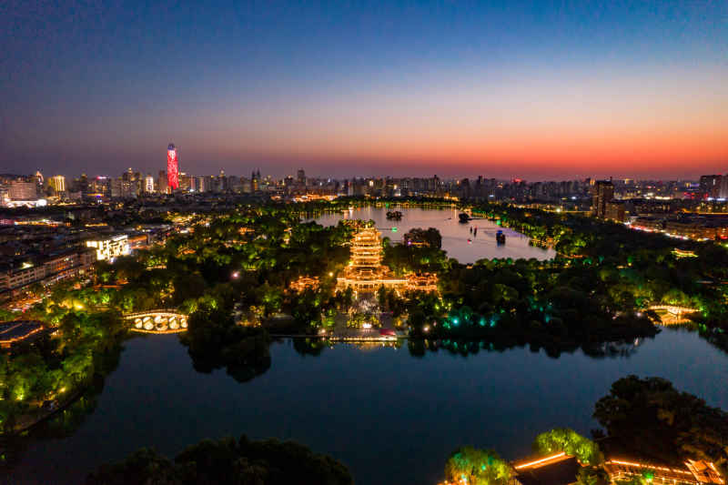 济南大明湖超然楼夜景航拍摄影图