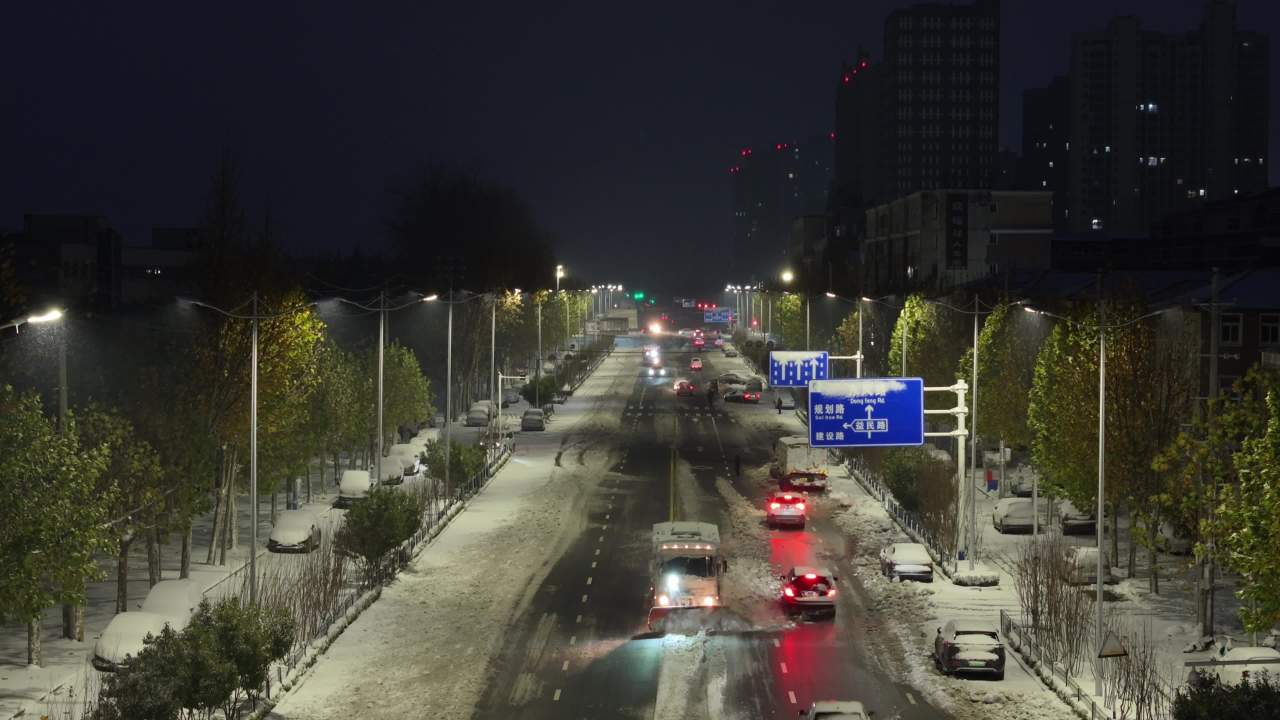 冬夜雪中城市道路