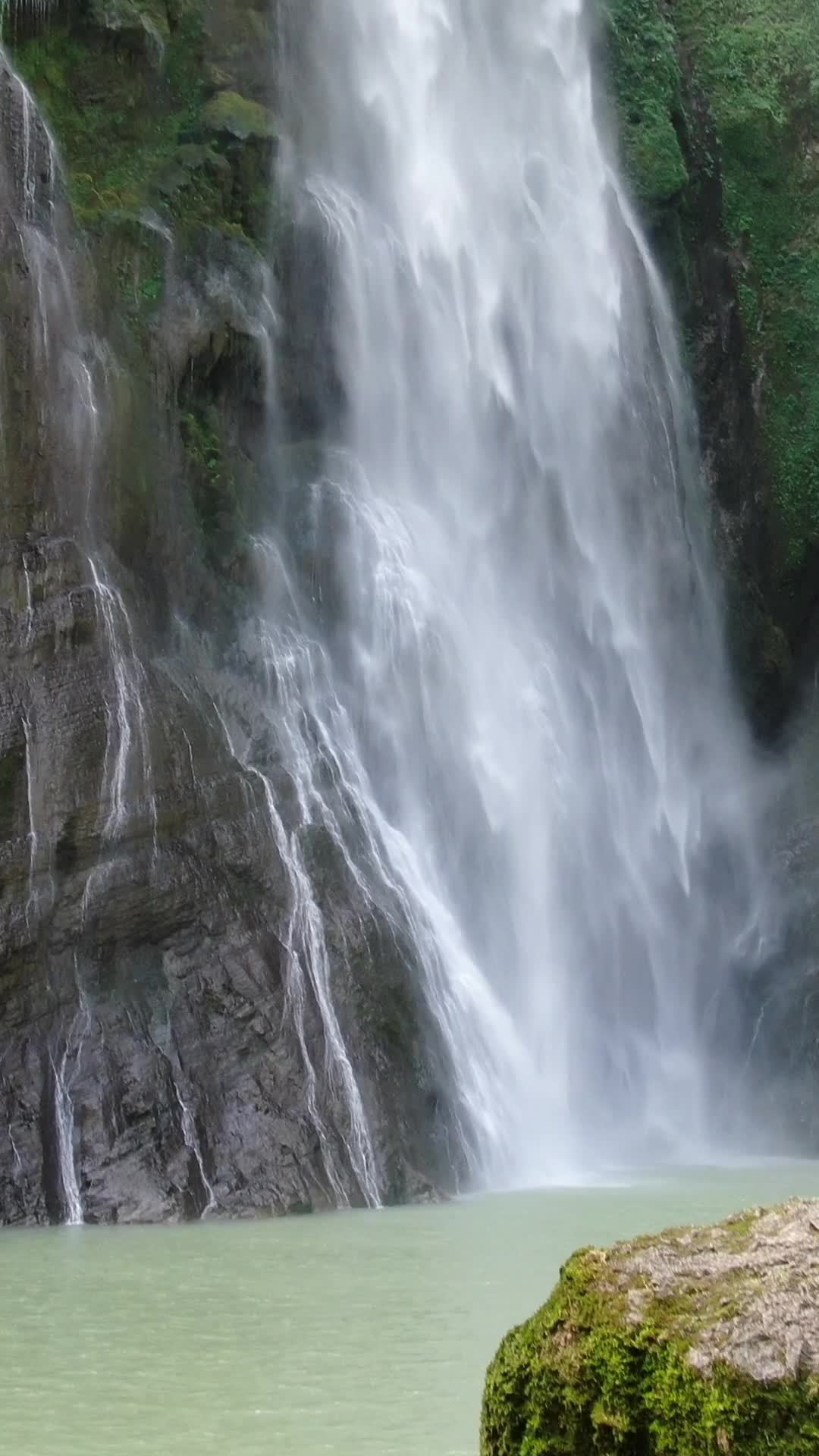 竖屏航拍瀑布流水自然风景 23