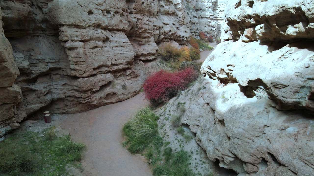 航拍穿行在甘肃张掖平山湖大峡谷的峡谷底部 4