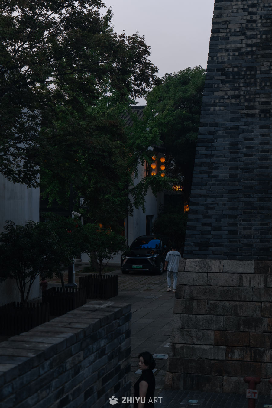 黄昏古巷行人影