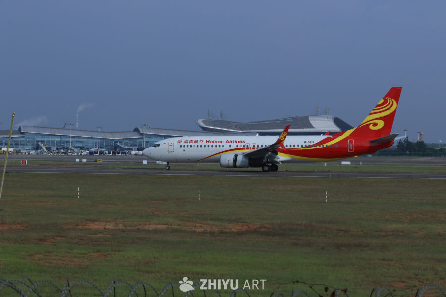 海南航空飞机在机场跑道上
