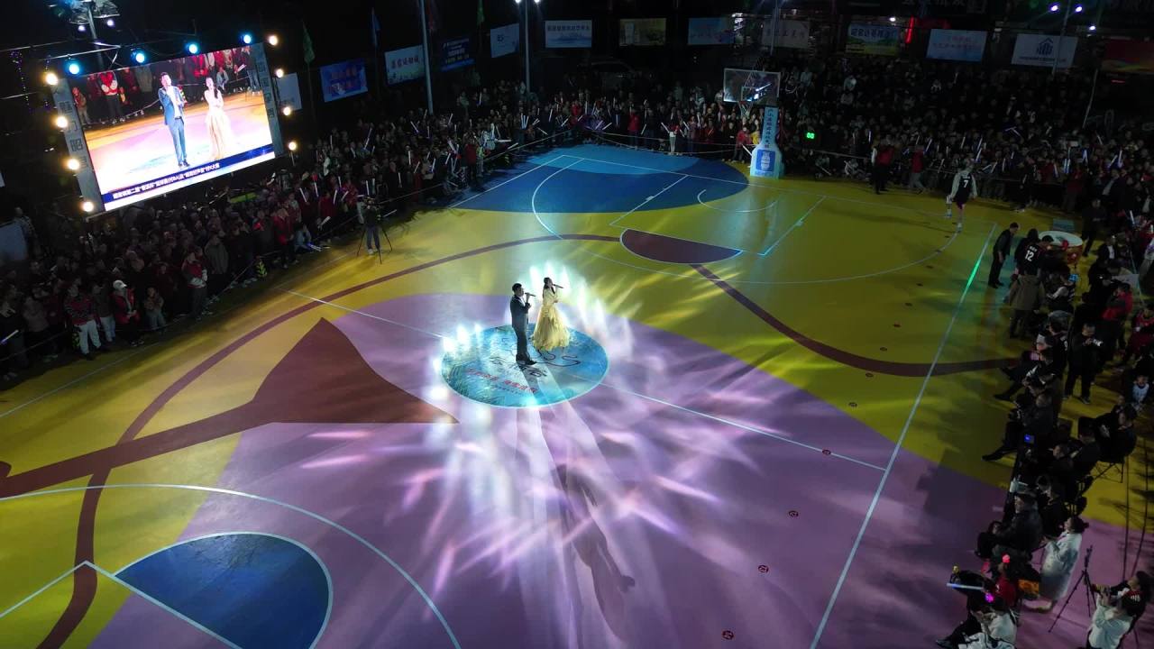 篮球场上的灯光演唱会