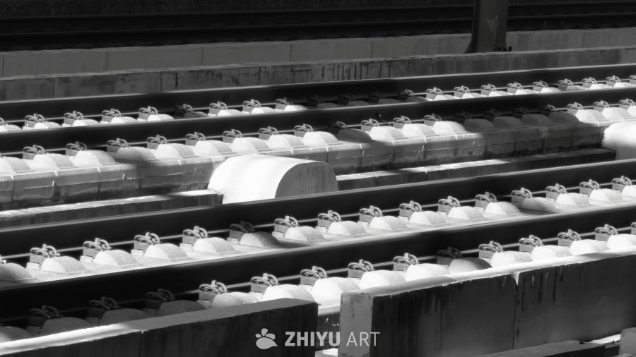 光影斑驳的列车轨道