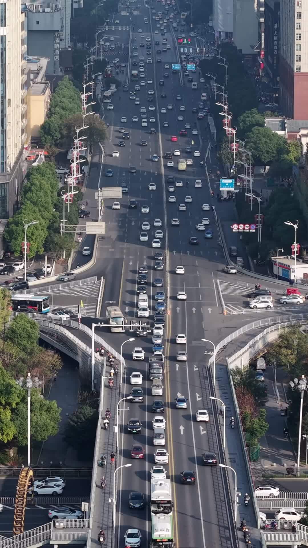 城市高架桥上的繁忙交通