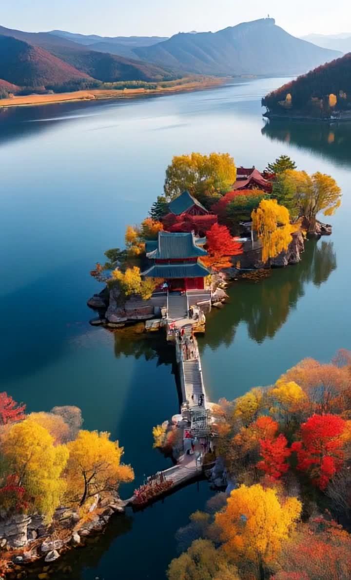 秋色岛屿：桥连建筑，湖光山色辉映