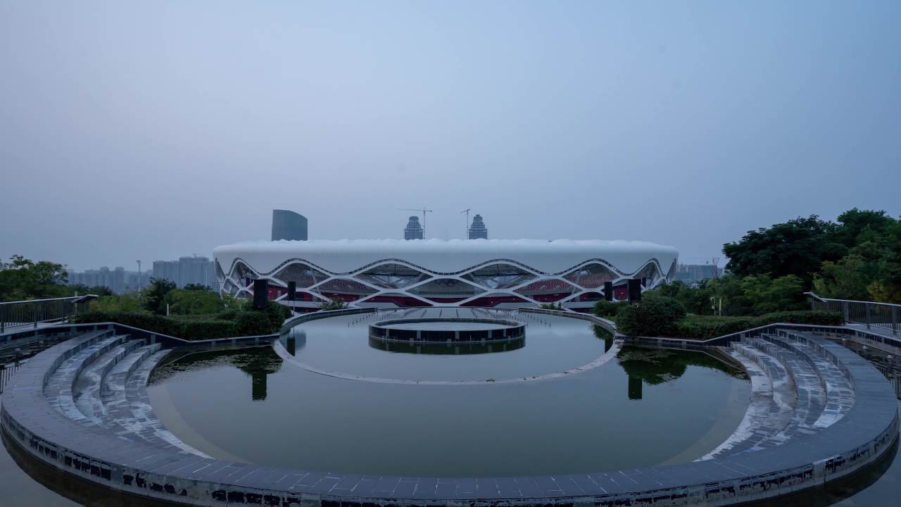 日落至夜晚的体育场