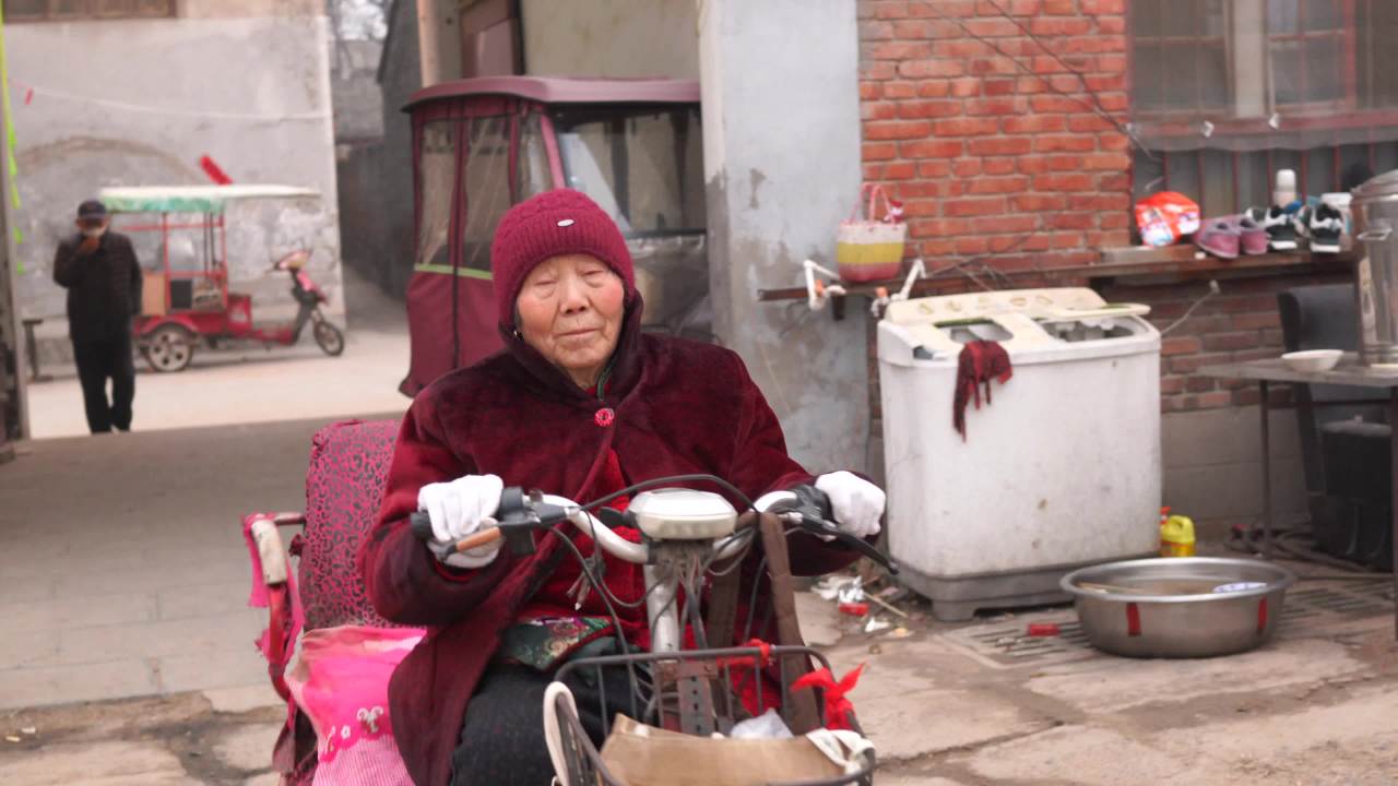 街头笑颜：红衣老人的电动车时光