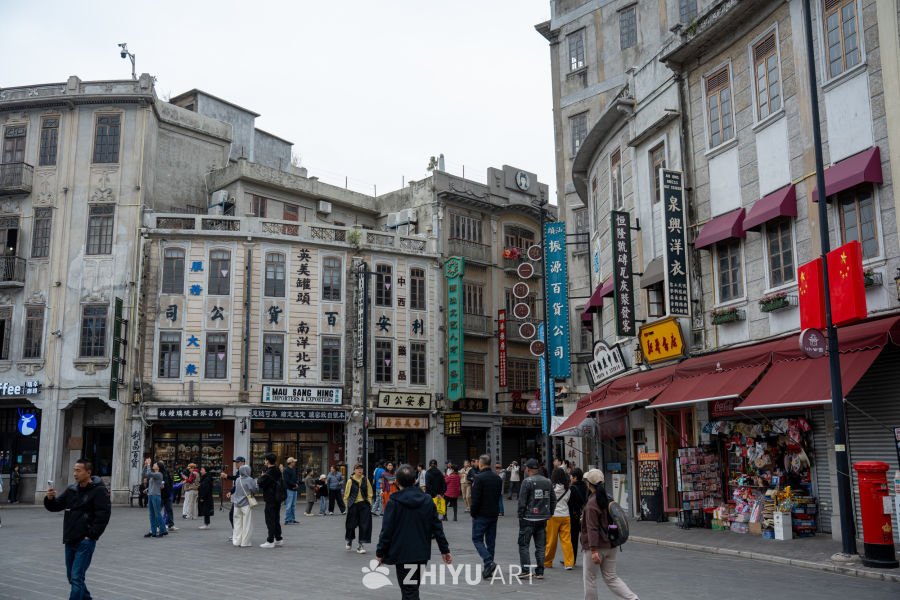 复古街道的繁华景象