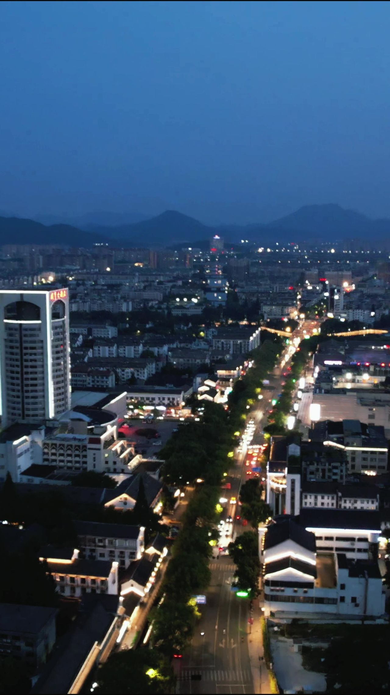 浙江绍兴城市夜幕降临夜景竖屏航拍 