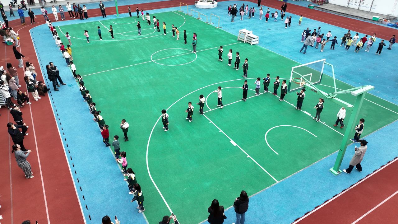 航拍幼儿园家长开放日室外活动 8