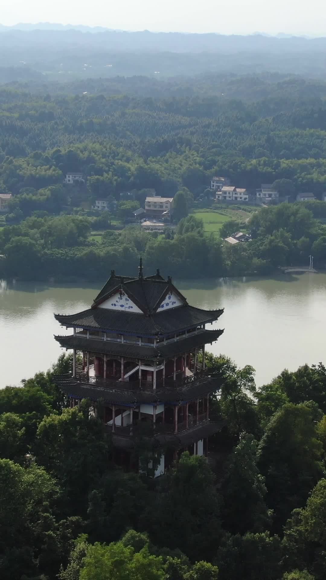 古塔静谧河畔