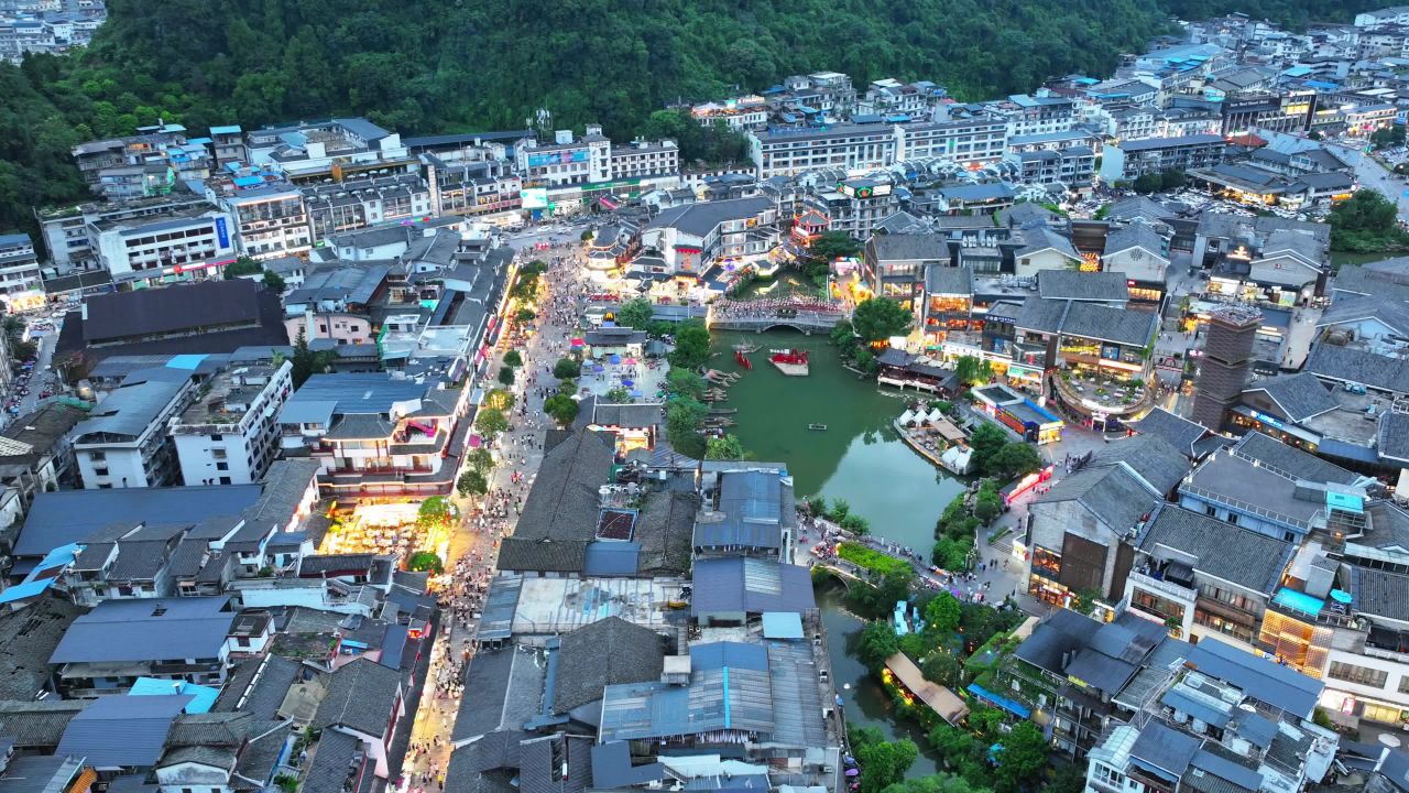 灯火辉煌的古镇夜市