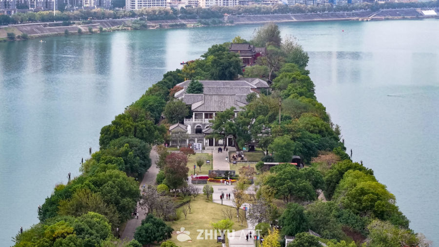 湖畔古岛静谧景
