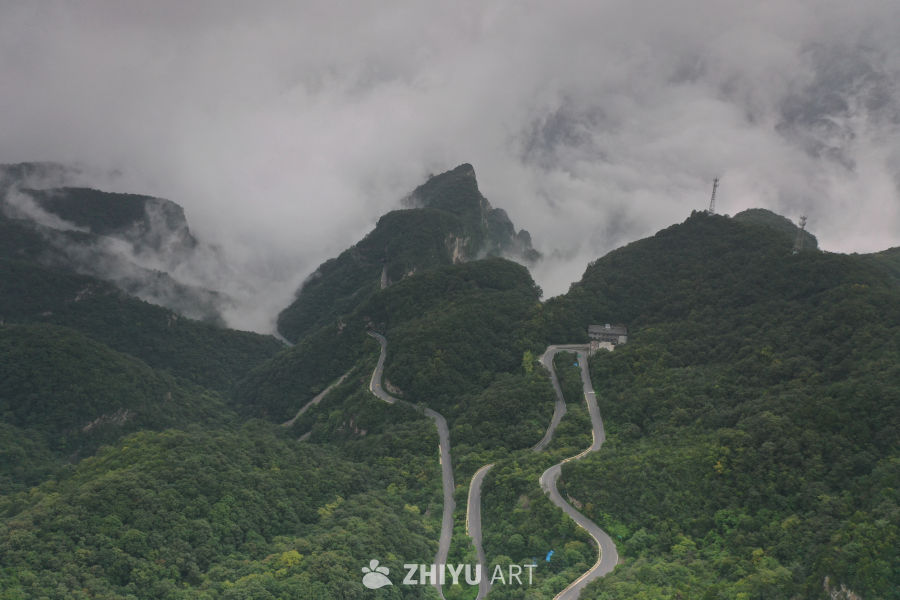 云海中的山路