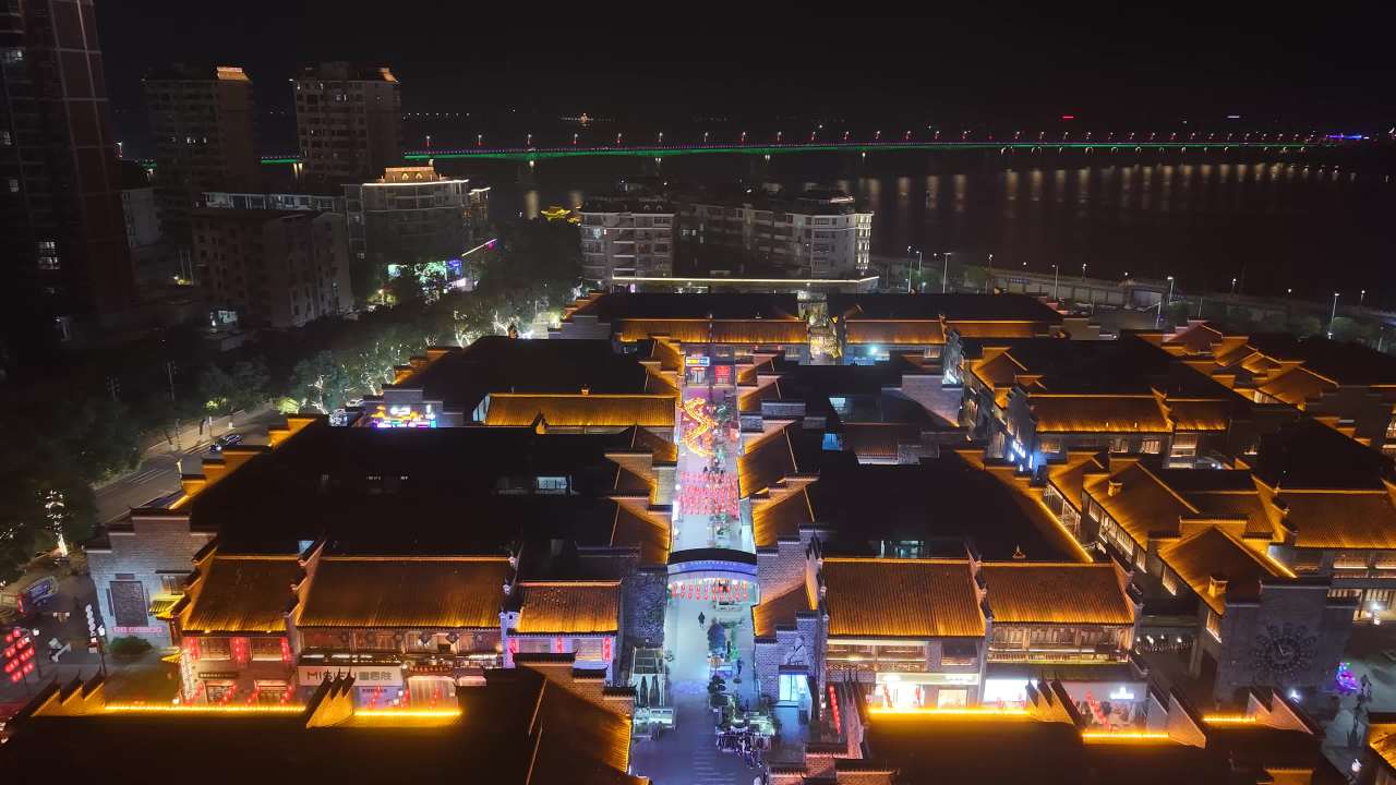 夜色中的古街与现代桥