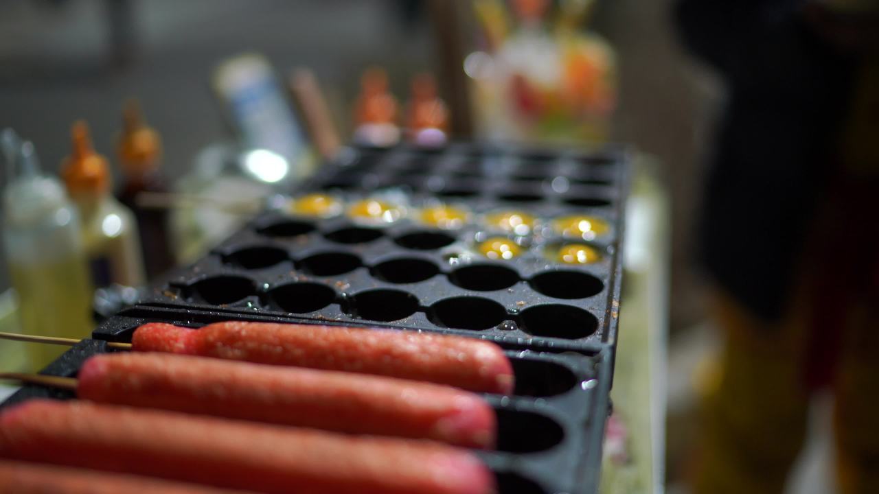 夜市摊上的煎蛋与热狗
