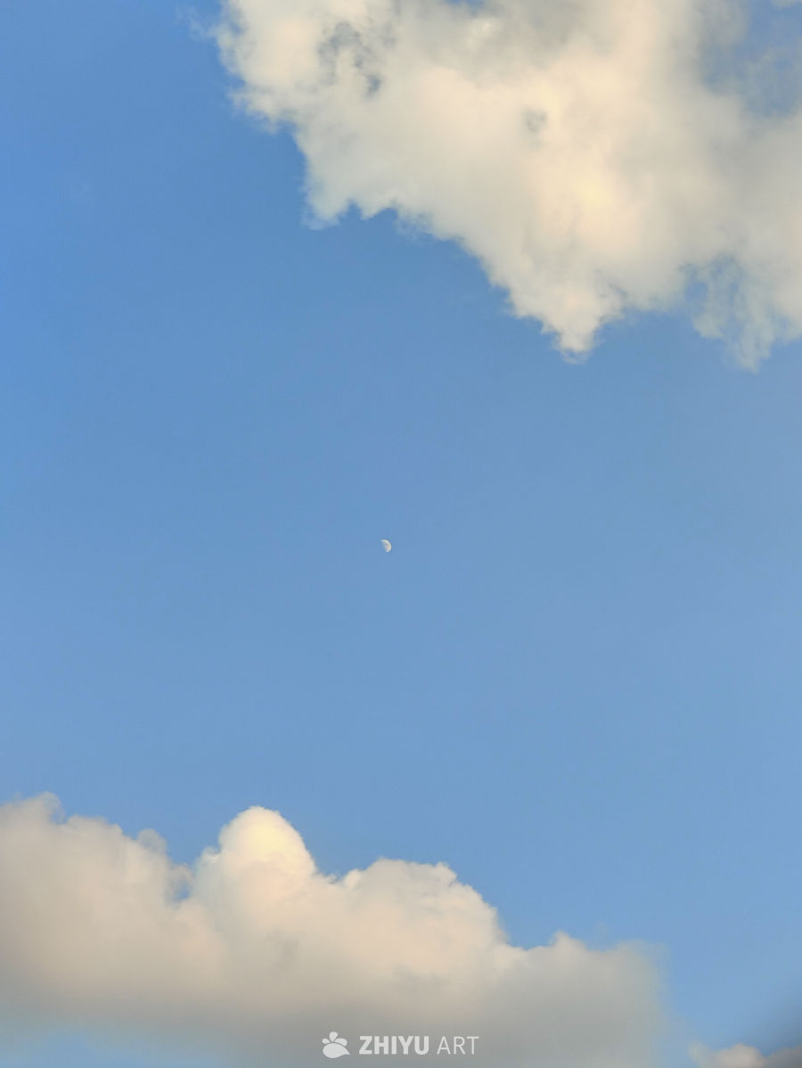 蓝天白云映新月