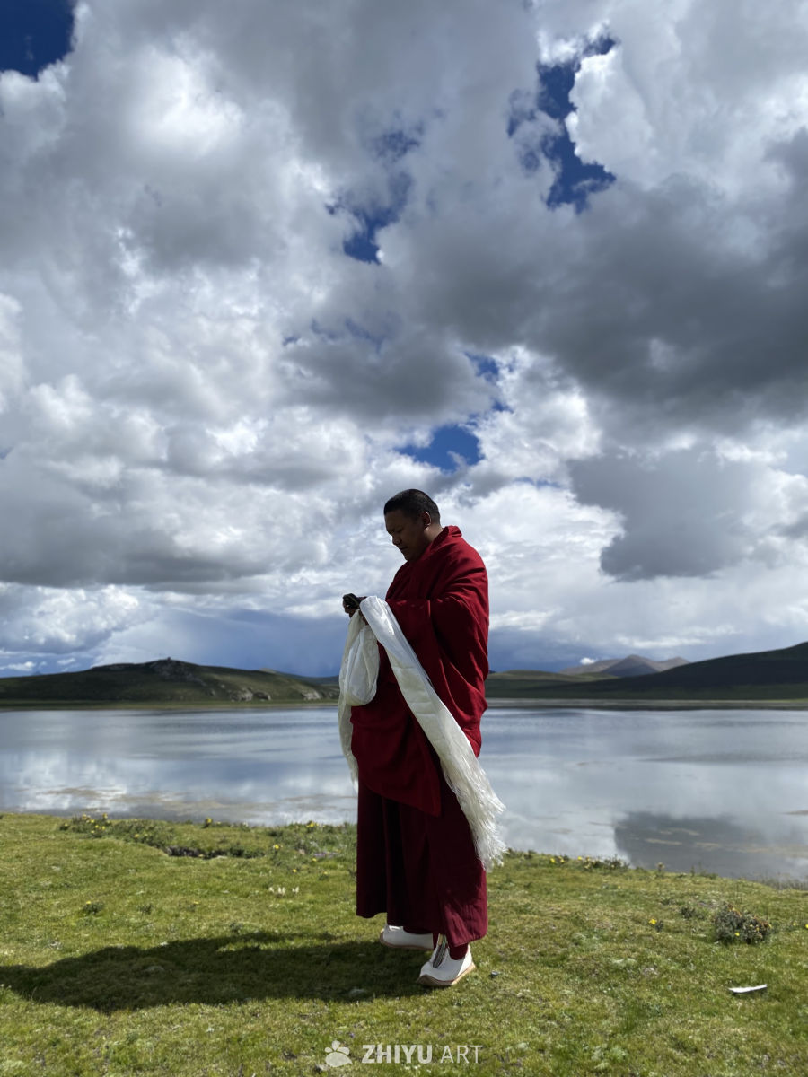 高原湖畔的僧人