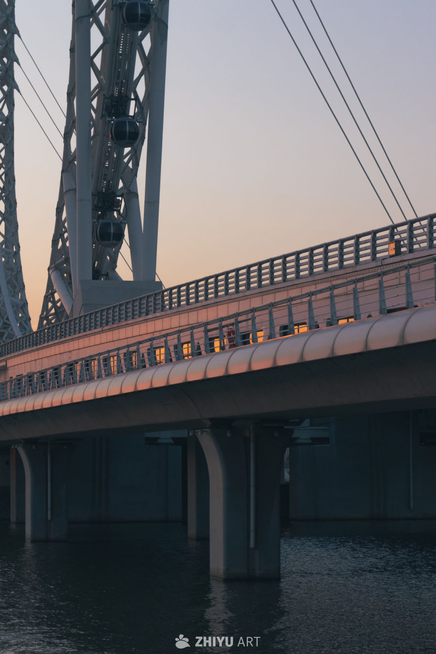 黄昏下的桥梁与摩天轮