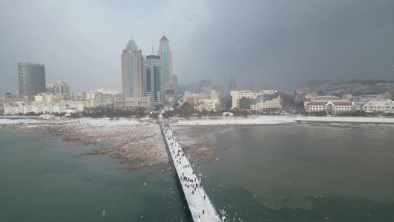 青岛市南老城区栈桥海边雪景航拍 7