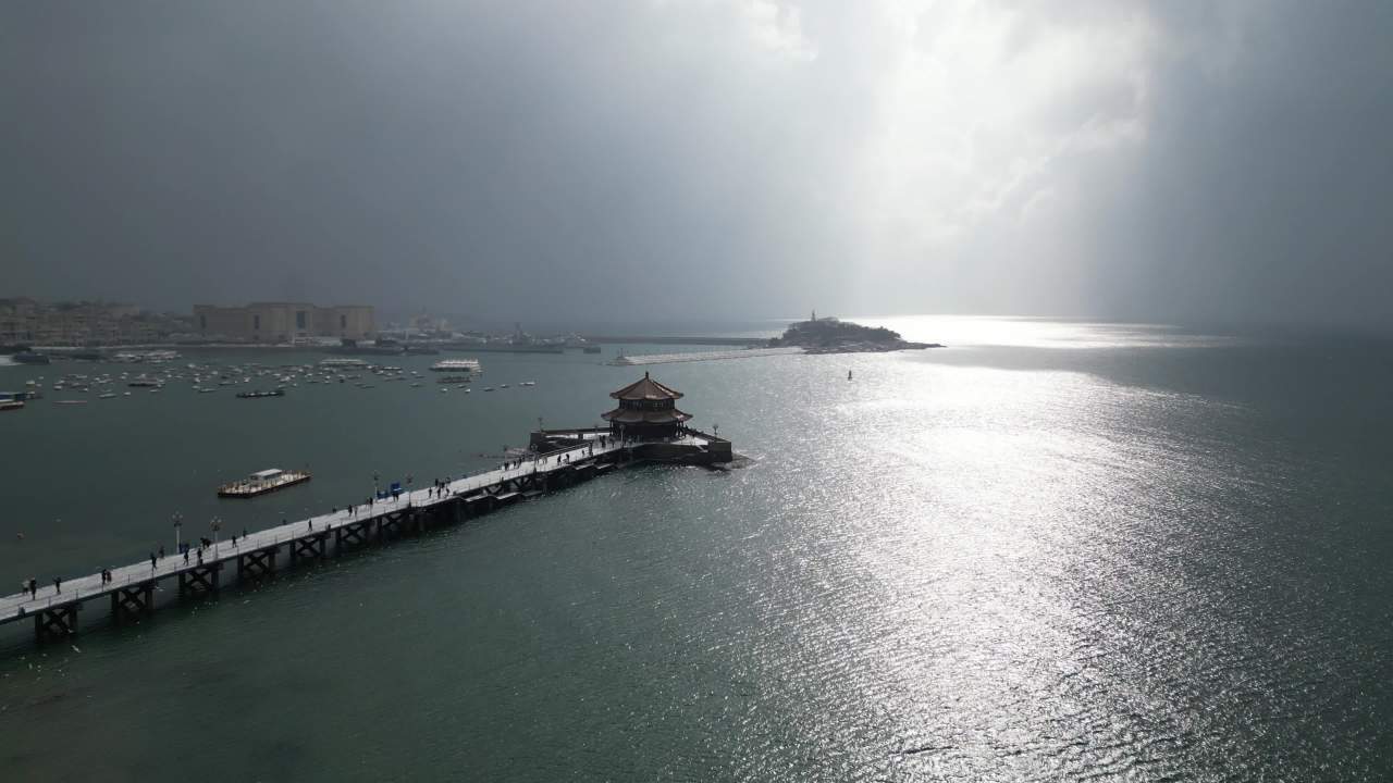 青岛市南老城区栈桥海边雪景航拍 10