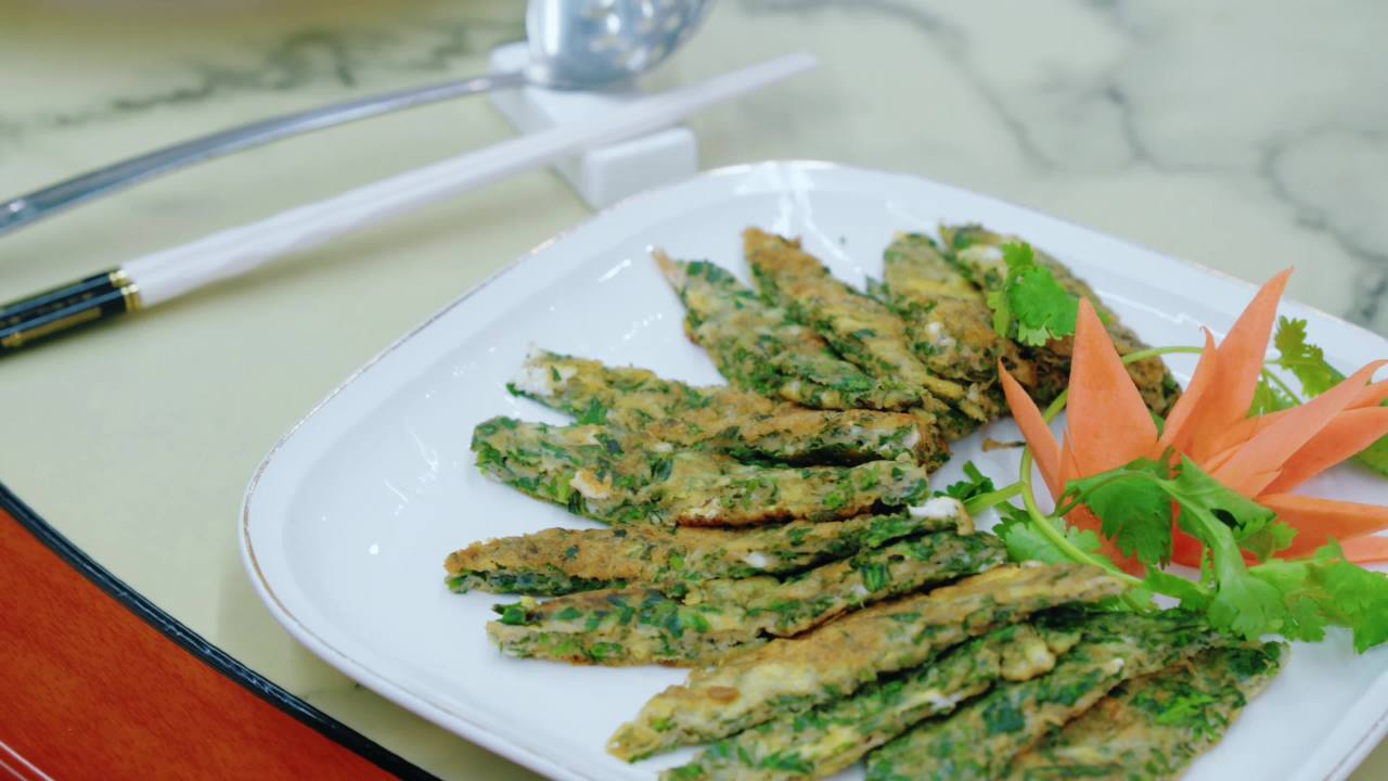 精致蔬菜煎饼摆盘