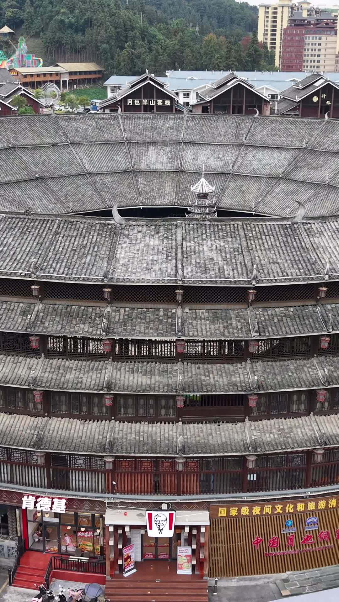 传统与现代交织的圆形建筑