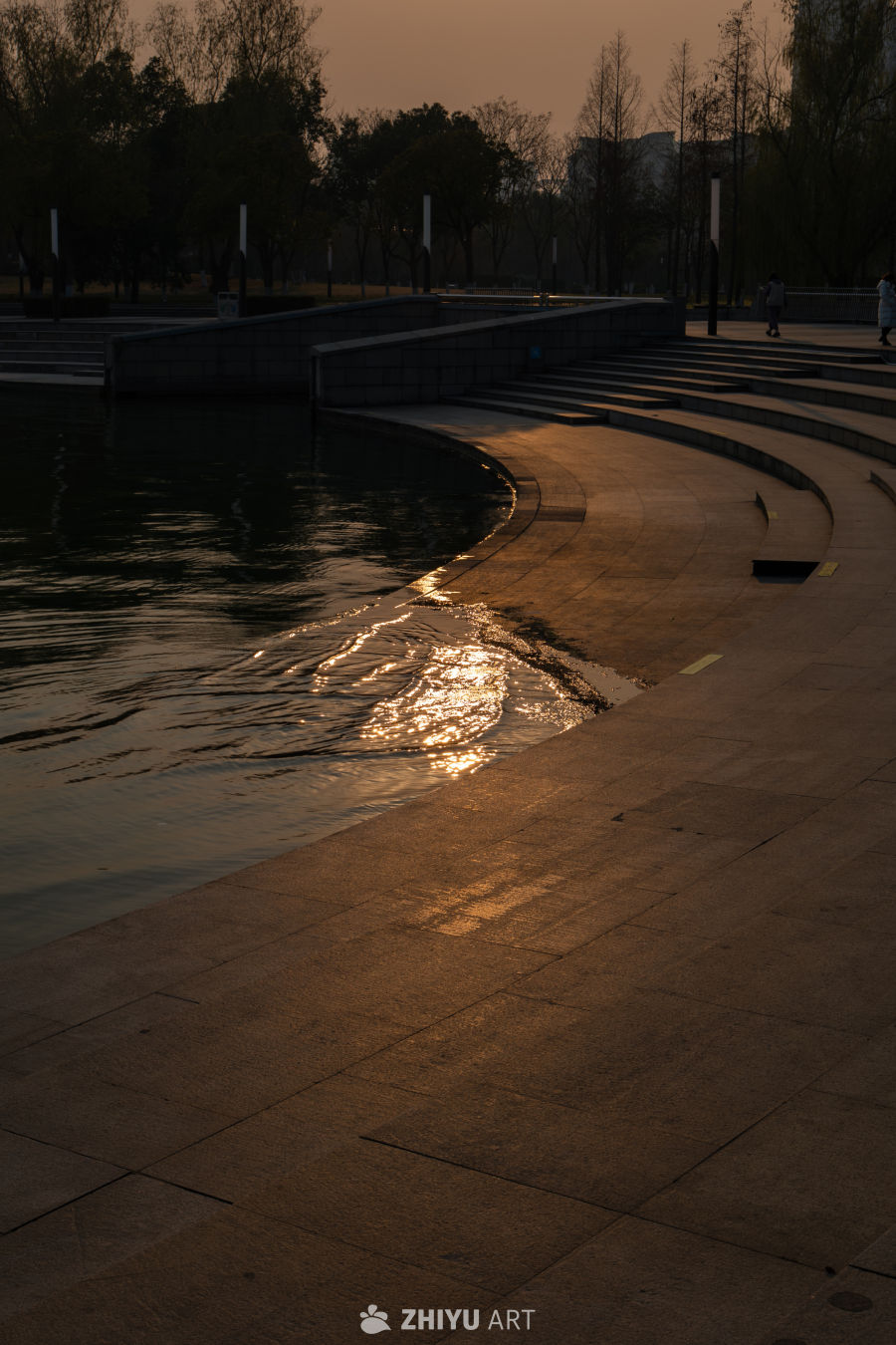 黄昏水畔的宁静时光