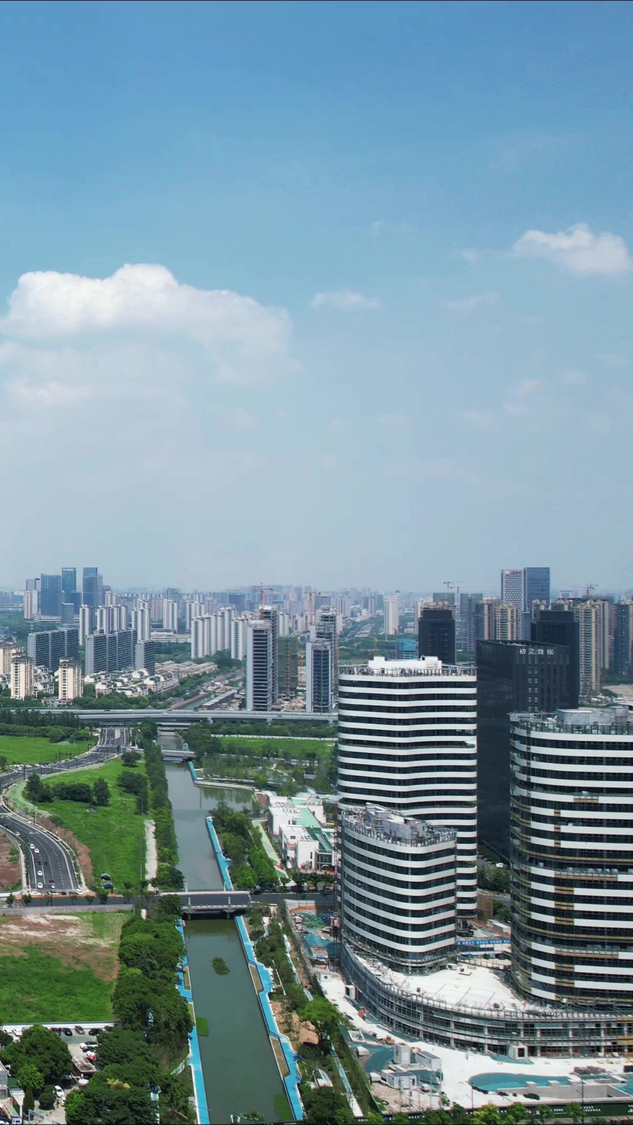 浙江杭州滨江新区城市建设竖屏航拍 