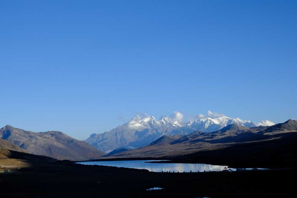 雪山湖泊