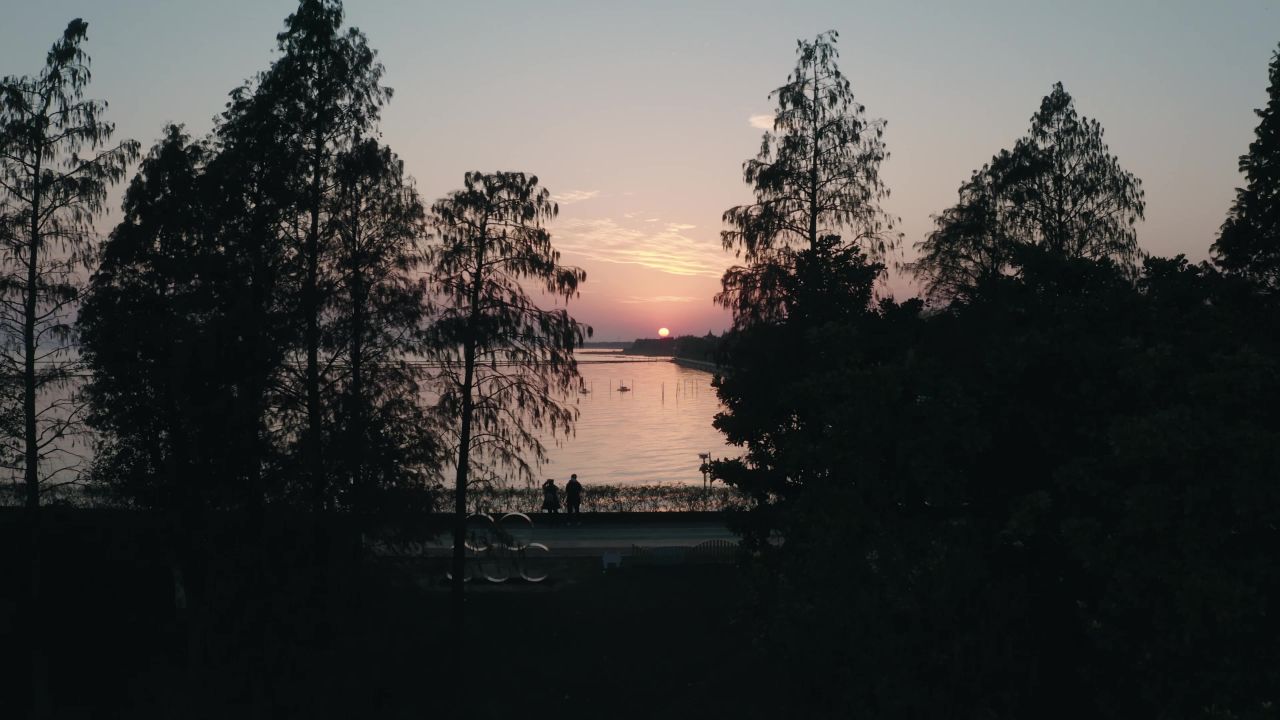 湖面日落晚霞