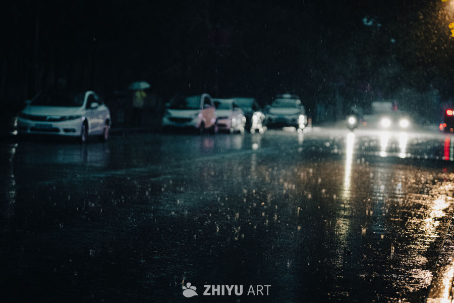 雨夜街头的静谧光影